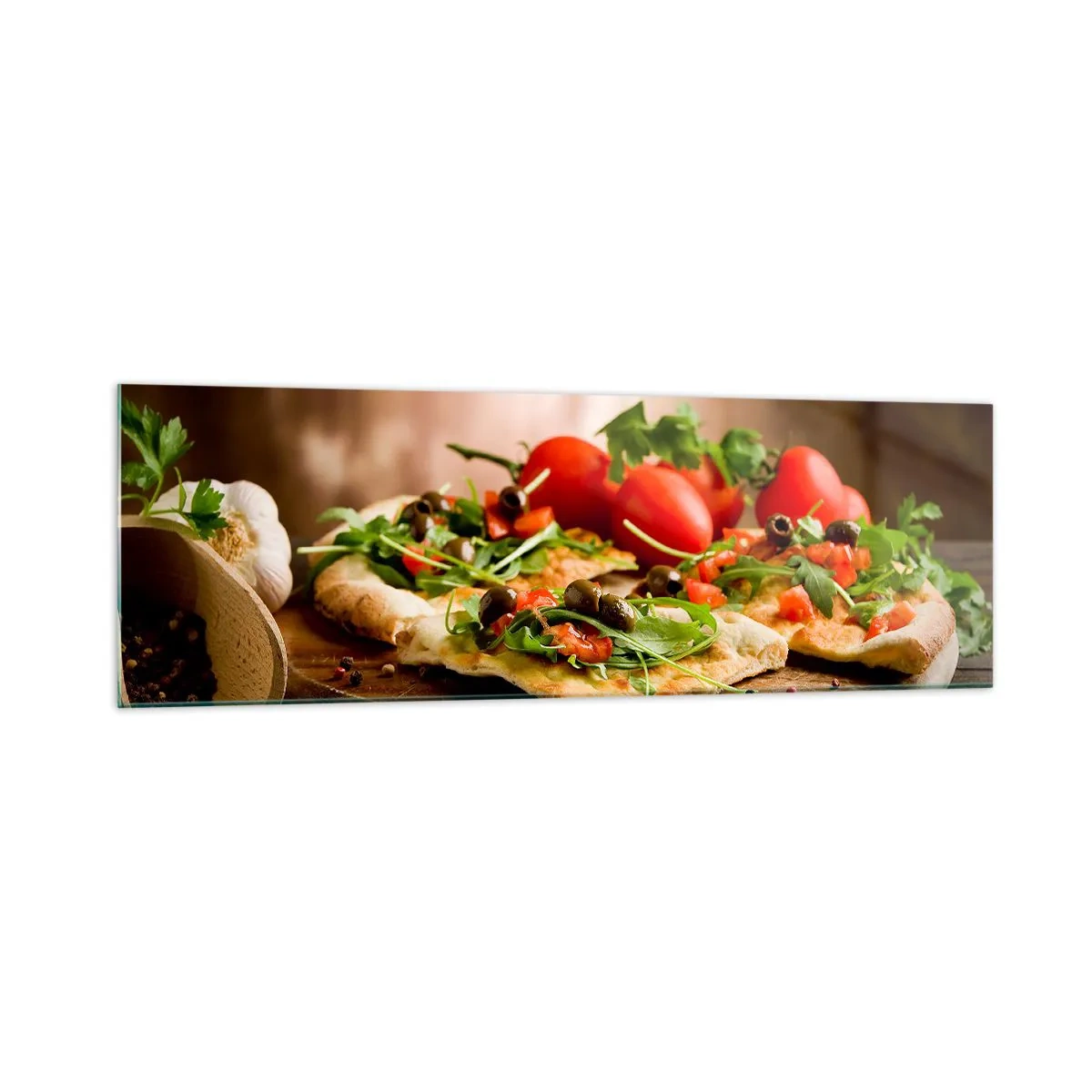 Impression sur verre - Image sur verre - Pizza aux légumes sur une planche en bois dans un style rustique - 160x50cm - Directement du four et du jardin - Décoration murale moderne pour le salon et la chambre ARTTOR