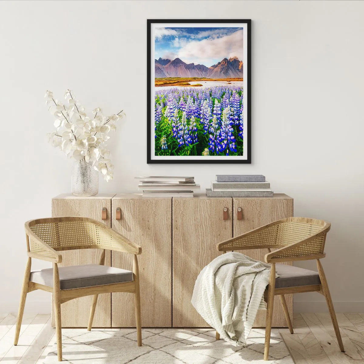 Affiche dans un cadre noir - Poster - La force et l'austérité côtoient la douceur - 70x100 cm