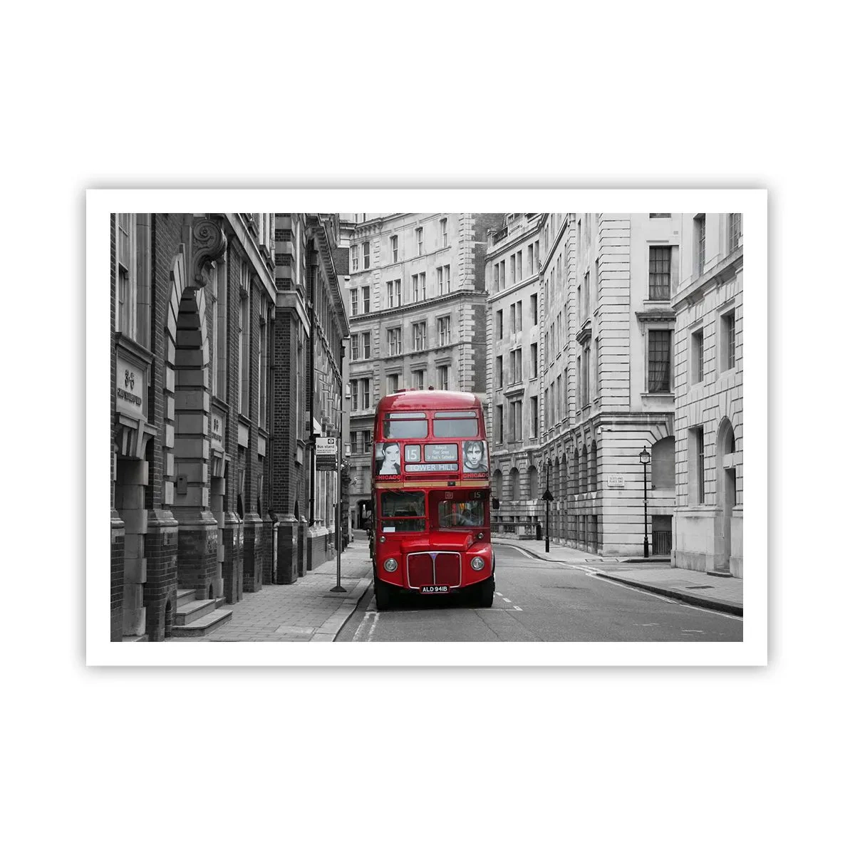 Affiche - Poster - Un bus rouge sur fond de bâtiments urbains noirs et blancs. - 100x70cm - La vie de tous les jours ne doit pas être grise - Décoration murale moderne pour le salon et la chambre ARTTOR