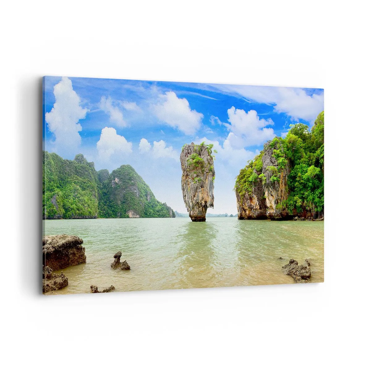 Impression sur toile - Image sur toile - Une formation rocheuse exotique entourée d'eau et de verdure sous un ciel bleu. - 120x80cm - Merveilles rocheuses de la nature - Décoration murale moderne pour le salon et la chambre ARTTOR