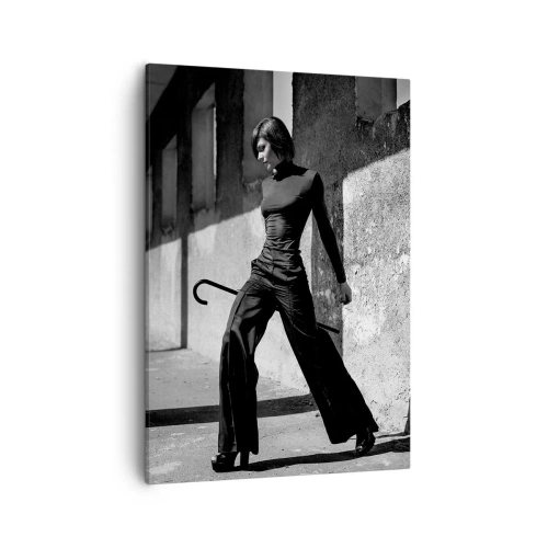 Impression sur toile - Image sur toile - Femme élégante dans un environnement industriel - 50x70cm - Élégance urbaine - Décoration murale moderne pour le salon et la chambre ARTTOR