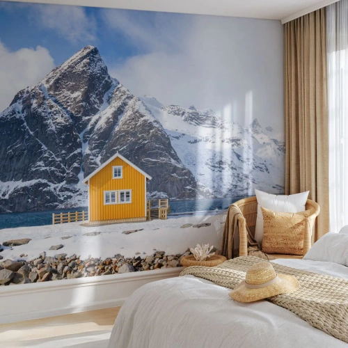 Papier Peint Photo Premium Sand - Une maison jaune sur fond de montagnes enneigées et d'un fjord - 100x70cm - Vacances scandinaves - Décoration murale moderne pour le salon et la chambre ARTTOR