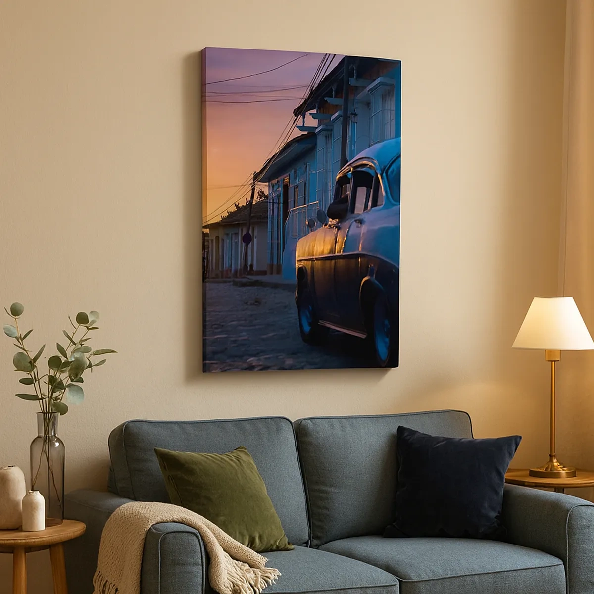 Impression sur toile - Image sur toile - Voiture et vélo rétro dans la rue à la lumière du soleil couchant - 50x70cm - Ici, le temps ralentit - Décoration murale moderne pour le salon et la chambre ARTTOR