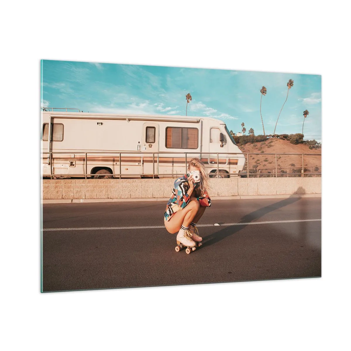 Impression sur verre - Image sur verre - Une fille en patins à roulettes prenant des photos sous le soleil californien. - 100x70cm - Souriez s'il-vous-plait! - Décoration murale moderne pour le salon et la chambre ARTTOR