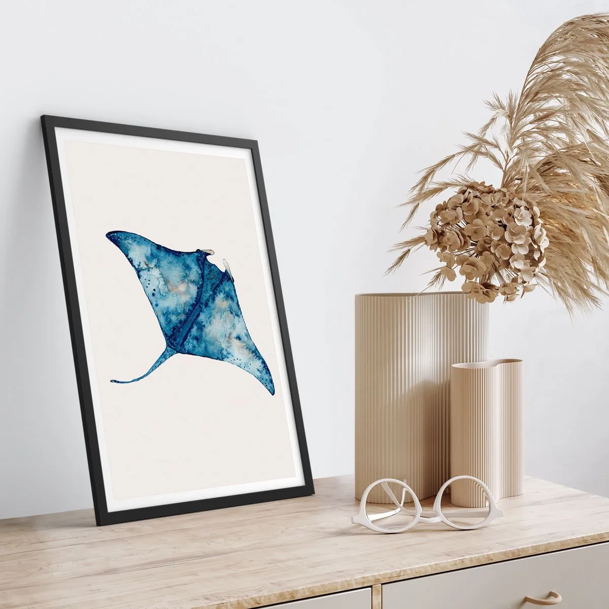 Affiche dans un cadre noir - Poster - Dessin d'une raie pastenague dans les tons de bleu - 50x70cm - La vie en bleu - Décoration murale moderne pour le salon et la chambre ARTTOR