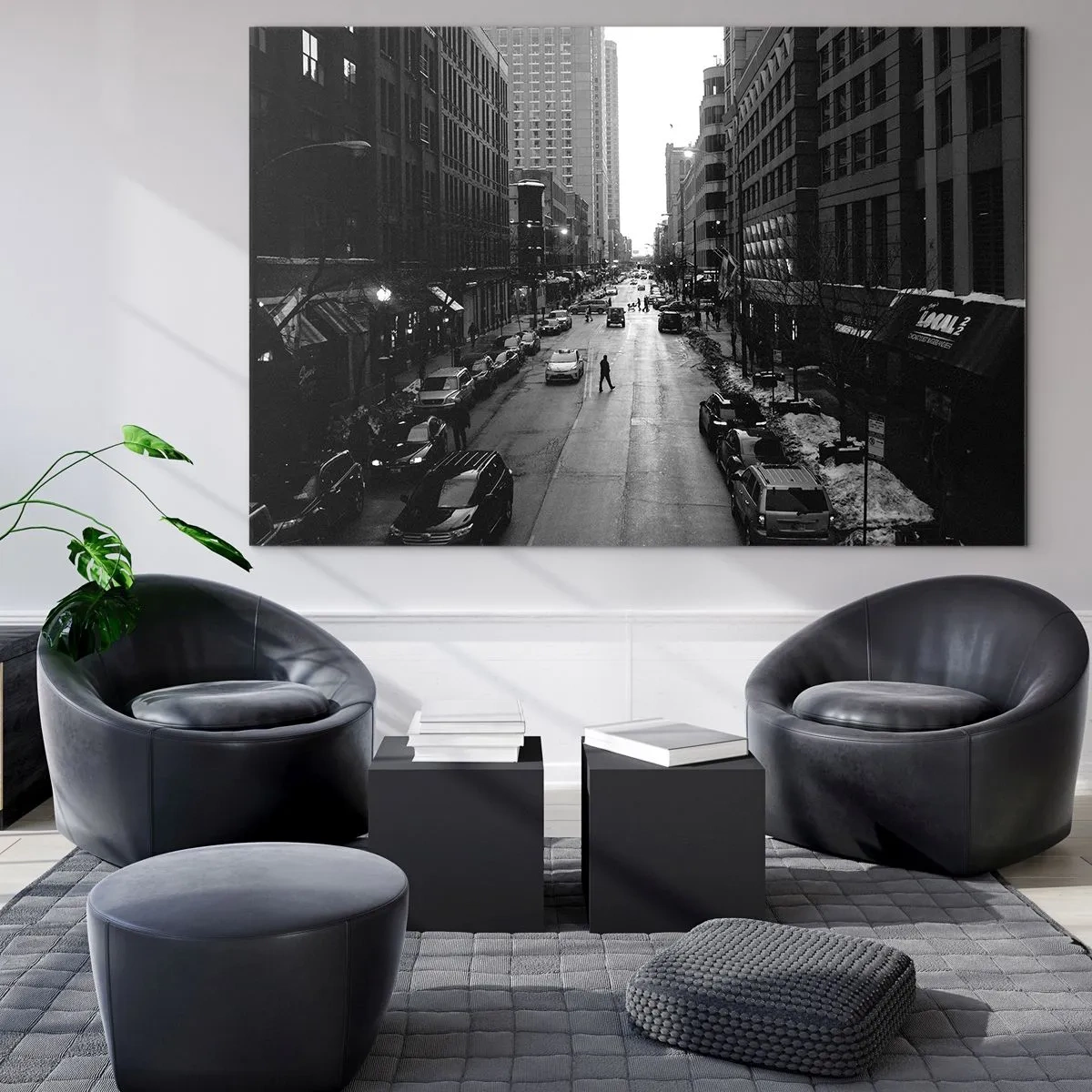 Impression sur verre - Image sur verre - Une rue en noir et blanc avec un passant parmi des bâtiments modernes - 100x70cm - Un autre jour comme tous les autres jours - Décoration murale moderne pour le salon et la chambre ARTTOR
