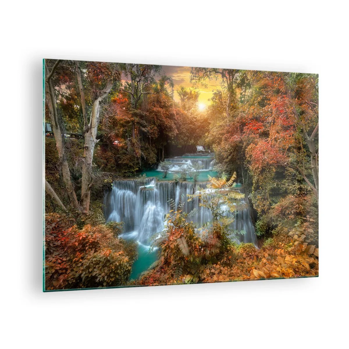 Impression sur verre - Image sur verre - Une cascade pittoresque entourée d'une forêt d'automne au coucher du soleil - 70x50cm - Trésor caché de la forêt - Décoration murale moderne pour le salon et la chambre ARTTOR