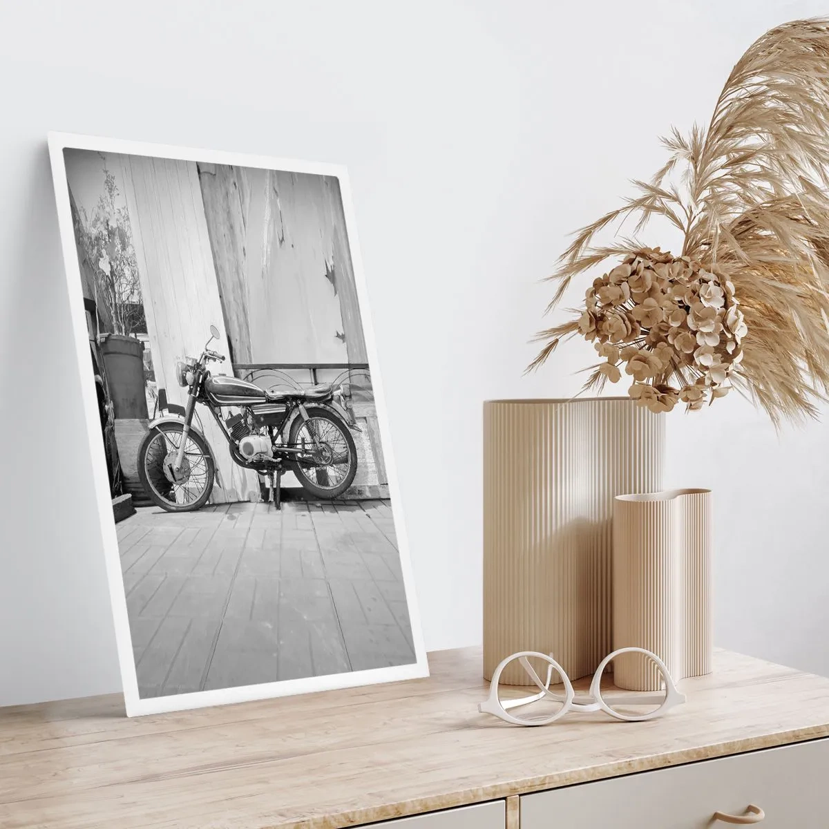 Affiche - Poster - Moto rétro contre un mur en bois - 50x70cm - Classique au dessus de tout - Décoration murale moderne pour le salon et la chambre ARTTOR