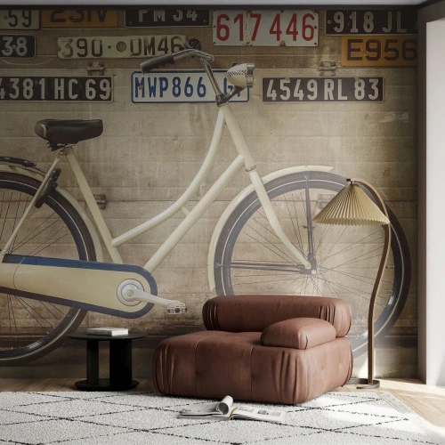 Papier Peint Photo Standard Eco - Vélo rétro contre un mur avec plaques d'immatriculation - 100x70cm - Pas de complexes - Décoration murale moderne pour le salon et la chambre ARTTOR