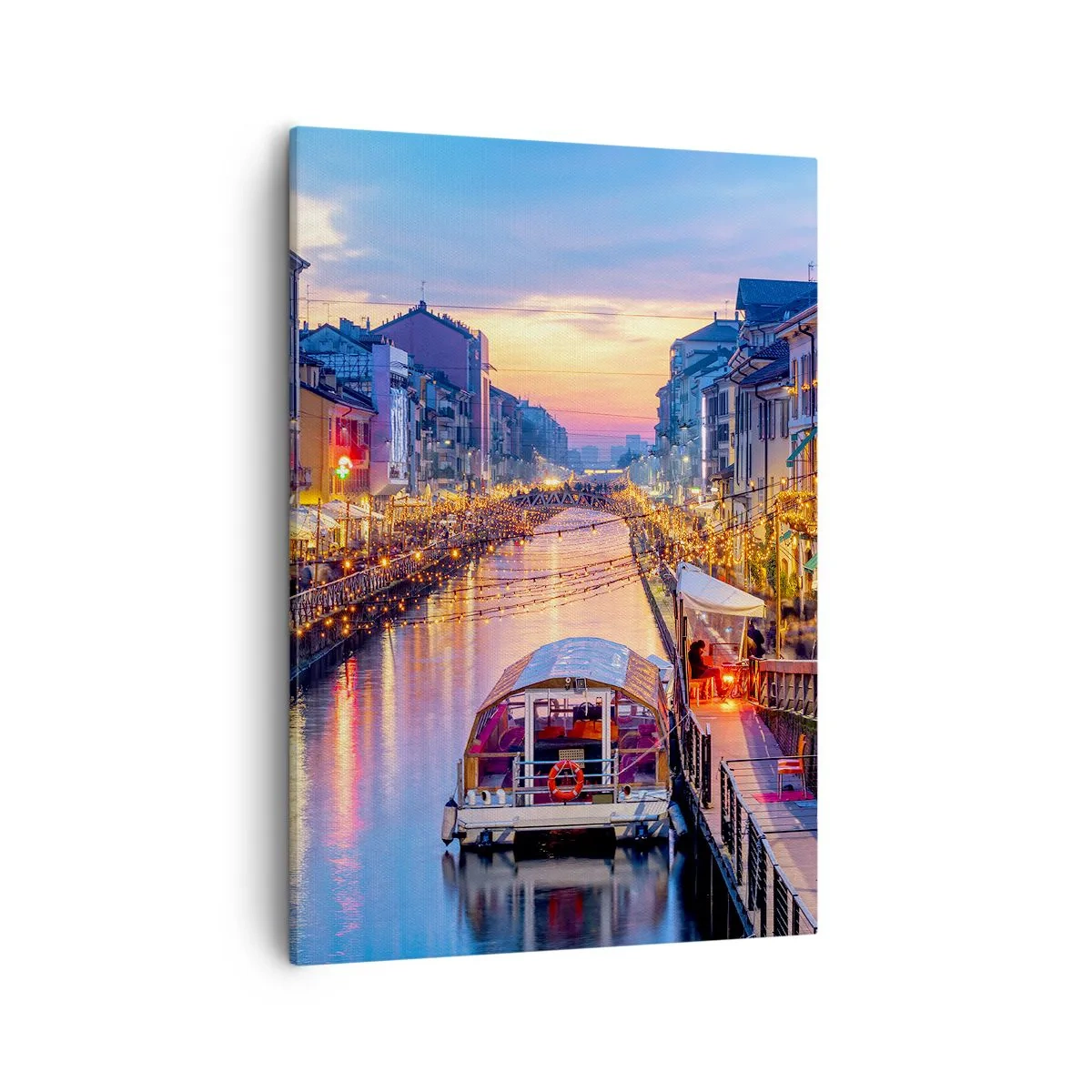 Impression sur toile - Image sur toile - Un canal éclairé entouré de bâtiments colorés - 50x70cm - Soirée de lumière et de jeu - Décoration murale moderne pour le salon et la chambre ARTTOR