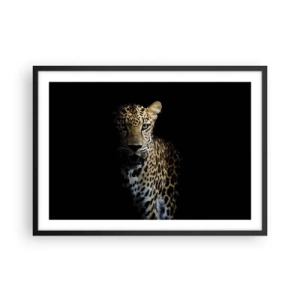 Affiche dans un cadre noir - Poster - Un léopard sur fond sombre avec un regard intense - 70x50cm - Beauté sombre - Décoration murale moderne pour le salon et la chambre ARTTOR