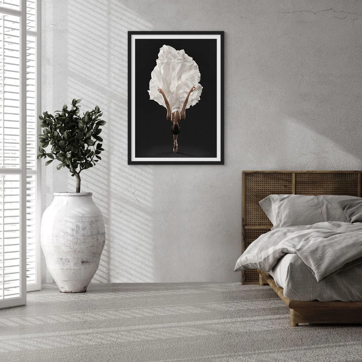 Affiche dans un cadre noir - Poster - Une danseuse en robe blanche flottant dans les airs sur un fond noir - 50x70cm - Ceinture inhabituelle - Décoration murale moderne pour le salon et la chambre ARTTOR
