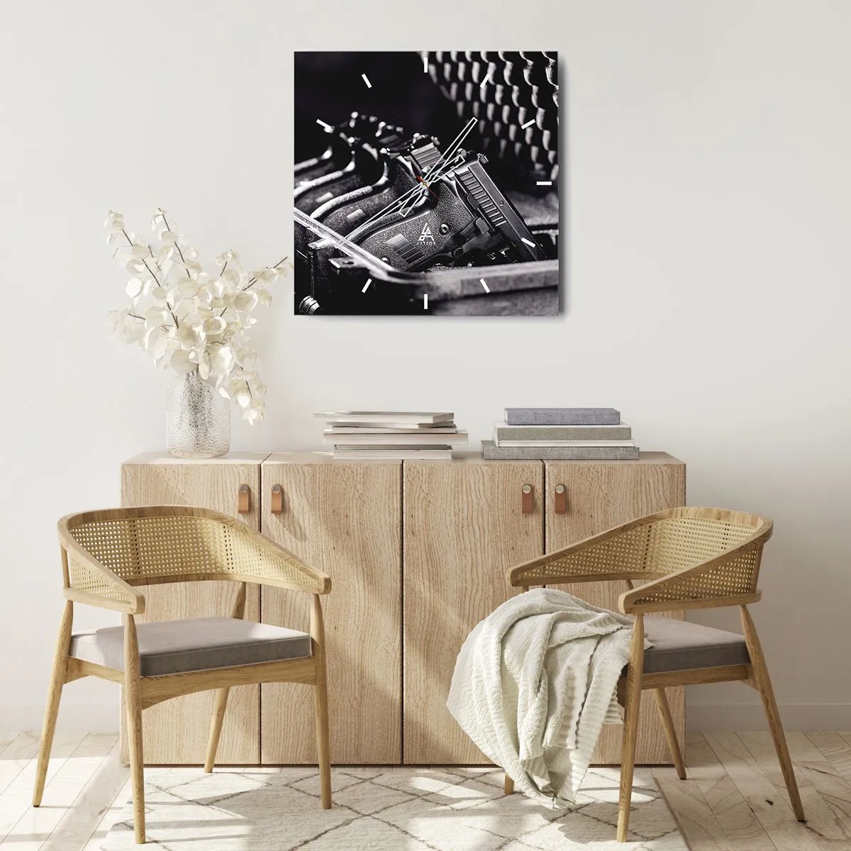 Horloge murale - Pendule murale - Une image en noir et blanc d'une pile d'armes dans une valise. - 30x30cm - Sport masculin - Décoration murale moderne pour le salon et la chambre ARTTOR