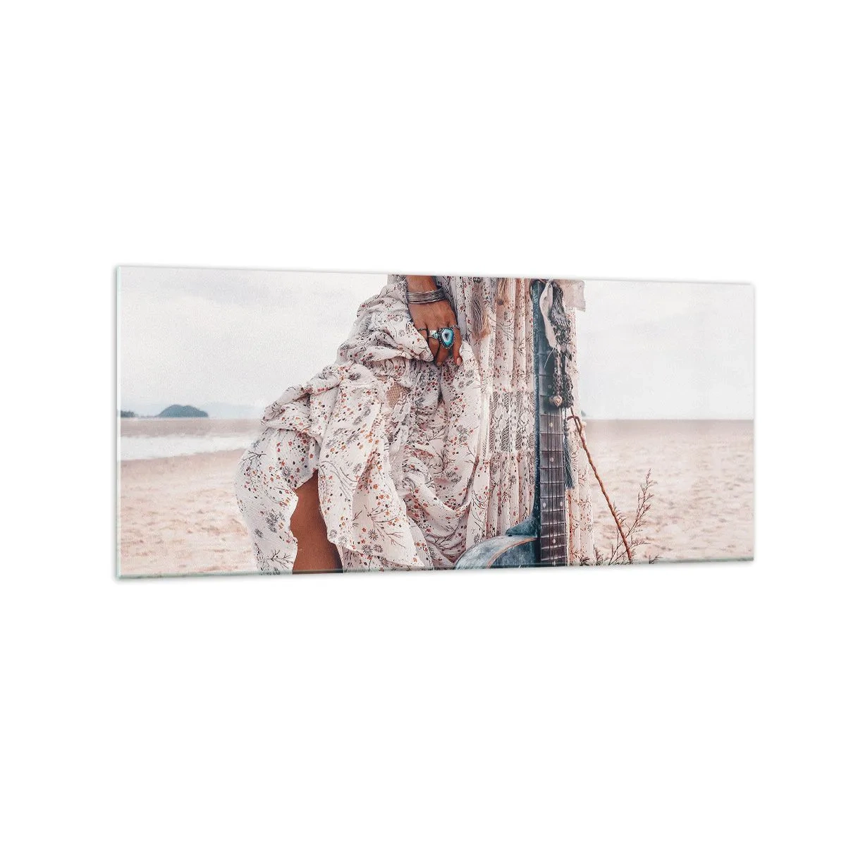 Impression sur verre - Image sur verre - Femme de style bohème avec guitare sur la plage - 120x50cm - Enfant de fleur en route - Décoration murale moderne pour le salon et la chambre ARTTOR