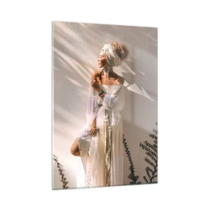 Impression sur verre - Image sur verre - Une femme dans un style bohème sur fond de mur clair et d'ombres végétales - 50x70cm - Le soleil et la fille - Décoration murale moderne pour le salon et la chambre ARTTOR