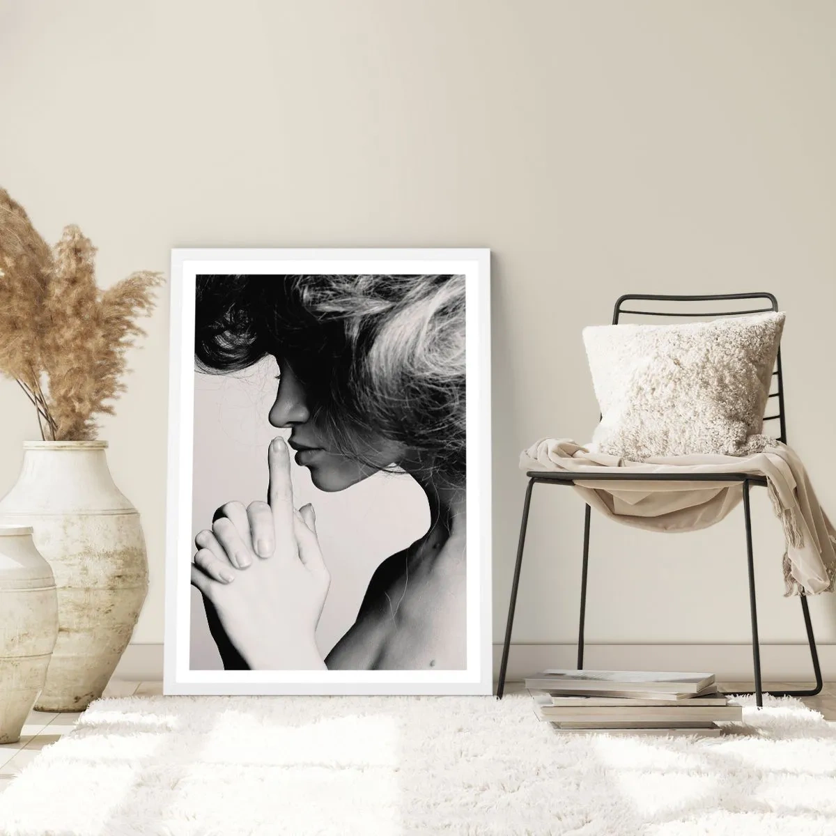 Affiche dans un cadre blanc - Poster - A l'écoute d'elle-même - 70x100 cm