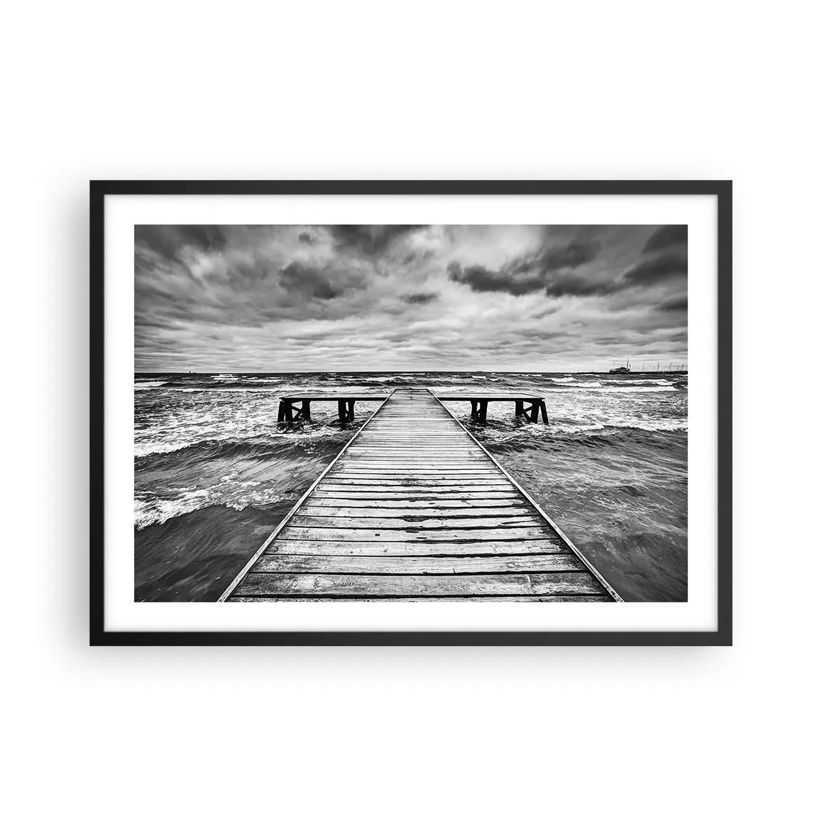 Affiche dans un cadre noir - Poster - Une vue en noir et blanc d'une jetée en bois sur une mer agitée. - 70x50cm - J'attends que le vent, ça le chassera... - Décoration murale moderne pour le salon et la chambre ARTTOR