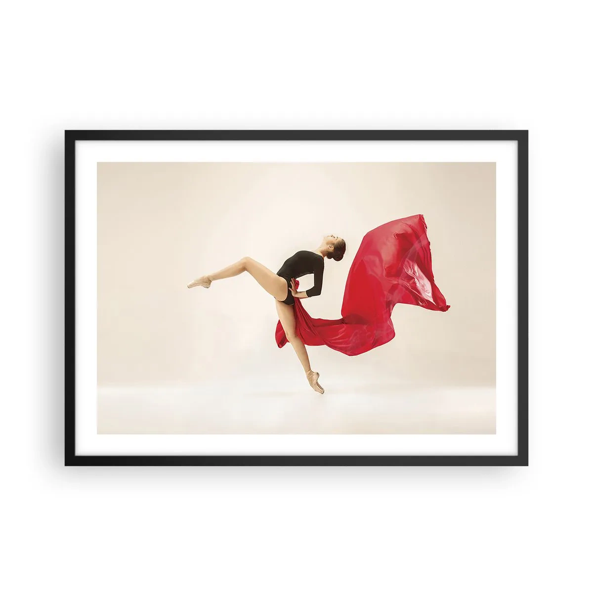 Affiche dans un cadre noir - Poster - Une danseuse dynamique en tenue noire et tissu rouge en mouvement. - 70x50cm - Rouge et noir - Décoration murale moderne pour le salon et la chambre ARTTOR