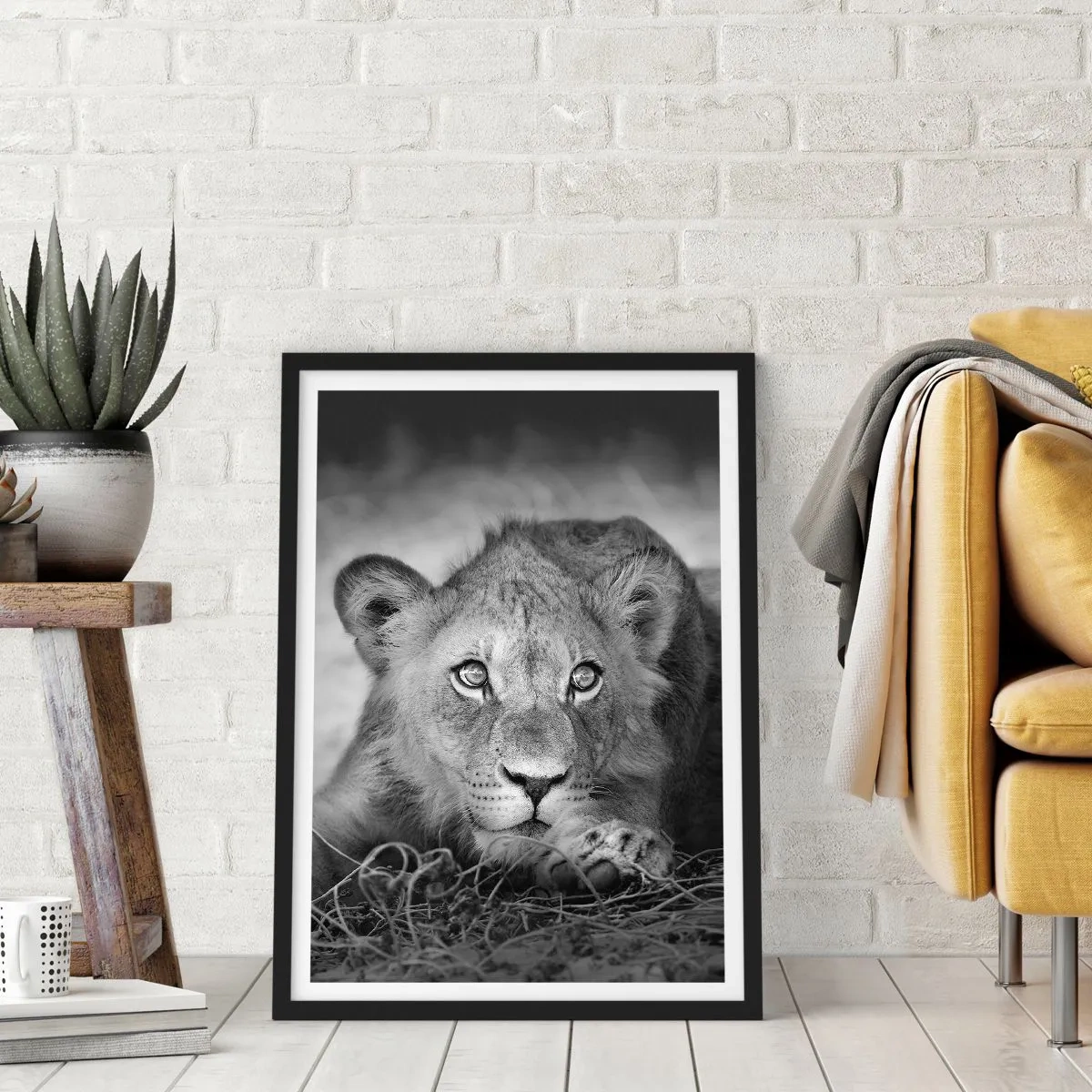 Affiche dans un cadre noir - Poster - Un jeune lion aux tons monochromes - 50x70cm - Chiot royal - Décoration murale moderne pour le salon et la chambre ARTTOR