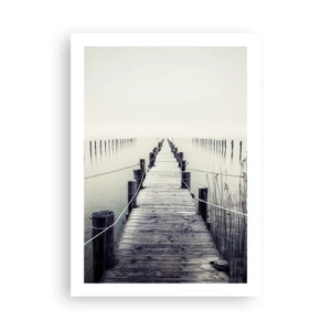 Affiche - Poster - Un pont en bois menant à une étendue d'eau brumeuse - 50x70cm - Plongez dans la paix - Décoration murale moderne pour le salon et la chambre ARTTOR