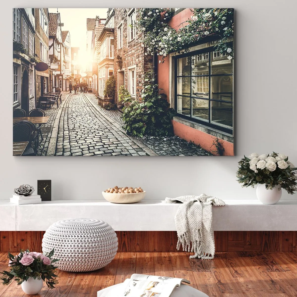 Impression sur toile - Image sur toile - Une charmante rue pavée de pierre et fleurie - 100x70cm - Allée de roses en lueur rose - Décoration murale moderne pour le salon et la chambre ARTTOR