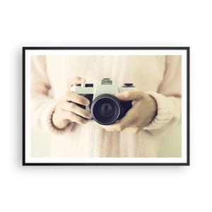 Affiche dans un cadre noir - Poster - Appareil photo rétro tenu en main sur un fond clair - 100x70cm - Pour voir plus ... - Décoration murale moderne pour le salon et la chambre ARTTOR