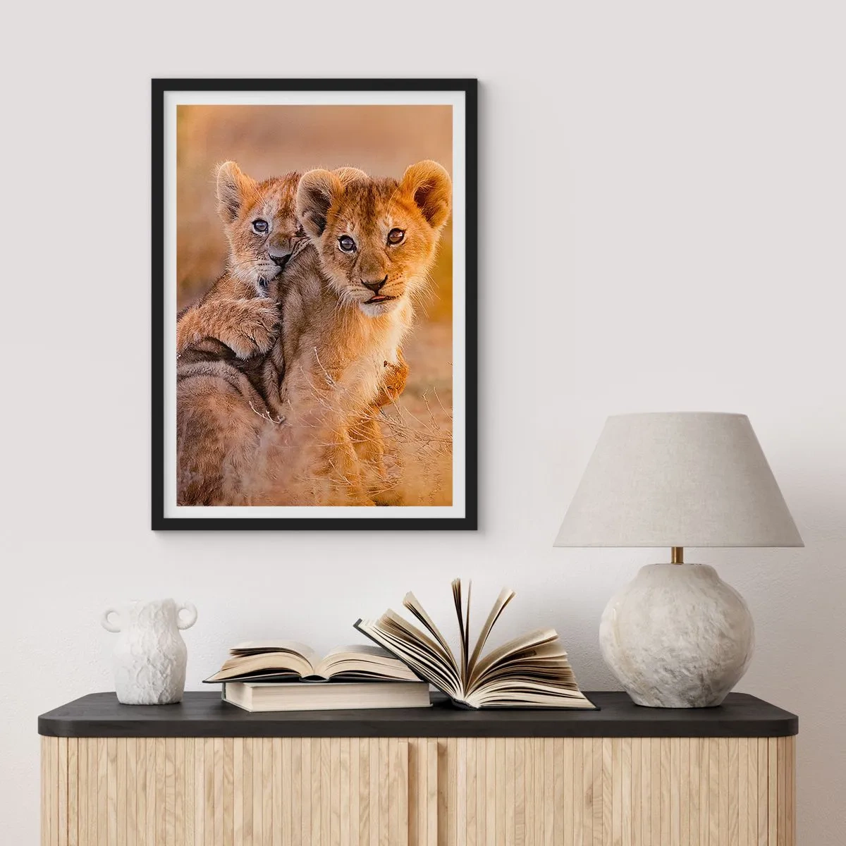 Affiche dans un cadre noir - Poster - Lionceaux dans la savane africaine - 50x70cm - Ne pas déranger! On s'amuse - Décoration murale moderne pour le salon et la chambre ARTTOR