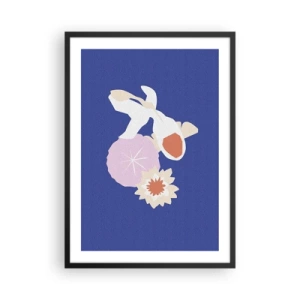 Affiche dans un cadre noir - Poster - Poissons Koi entourés de fleurs sur un fond intense - 50x70cm - Composition de fleurs et de bourgeons - Décoration murale moderne pour le salon et la chambre ARTTOR