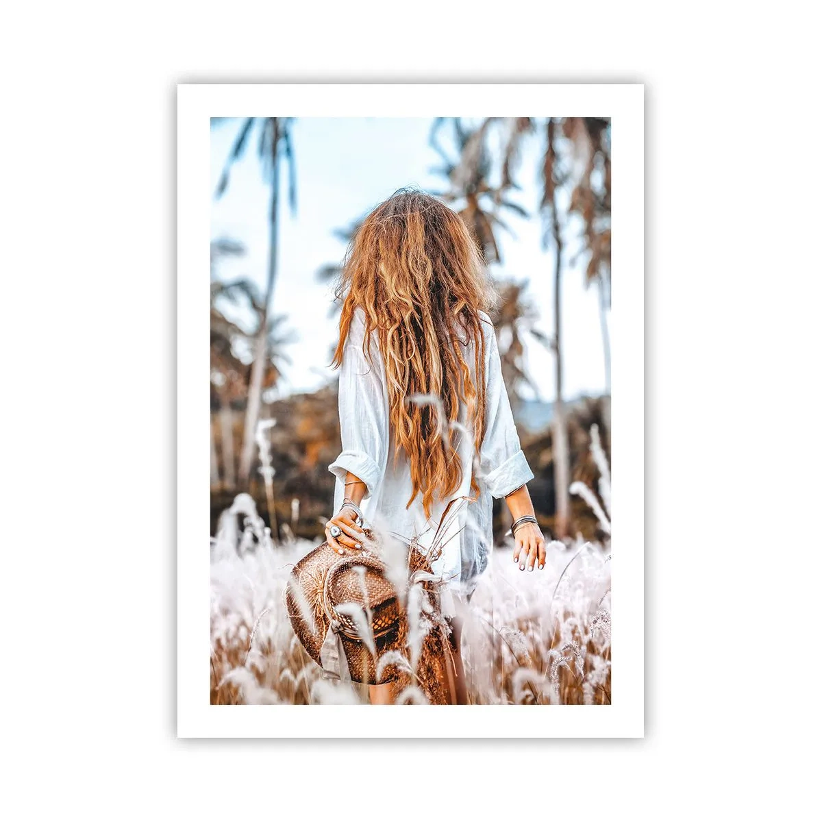 Affiche - Poster - Une femme en chemise blanche marchant parmi les palmiers - 50x70cm - Né de peluches d'herbe - Décoration murale moderne pour le salon et la chambre ARTTOR