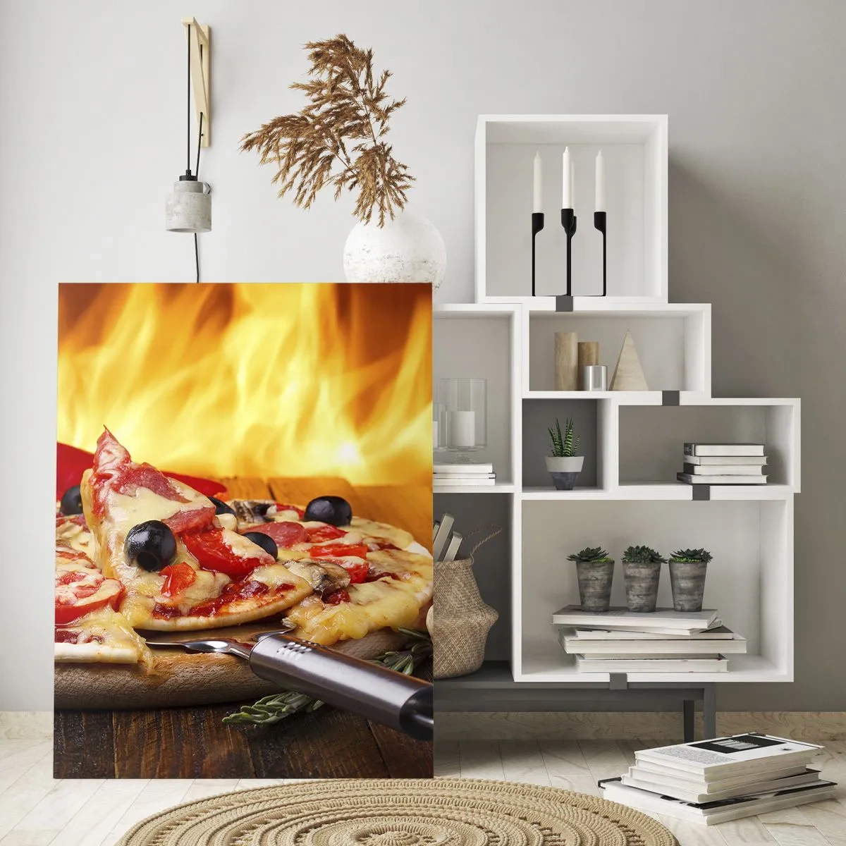 Impression sur verre - Image sur verre - Pizza aux olives, tomates et poivrons sur fond de flammes - 80x120cm - From Italy with love - Décoration murale moderne pour le salon et la chambre ARTTOR