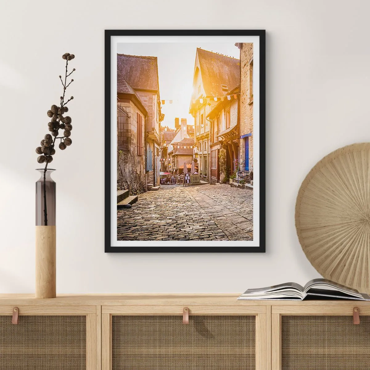 Affiche dans un cadre noir - Poster - Une charmante rue avec des immeubles sous les rayons du soleil couchant - 50x70cm - Aux confins du monde - Décoration murale moderne pour le salon et la chambre ARTTOR