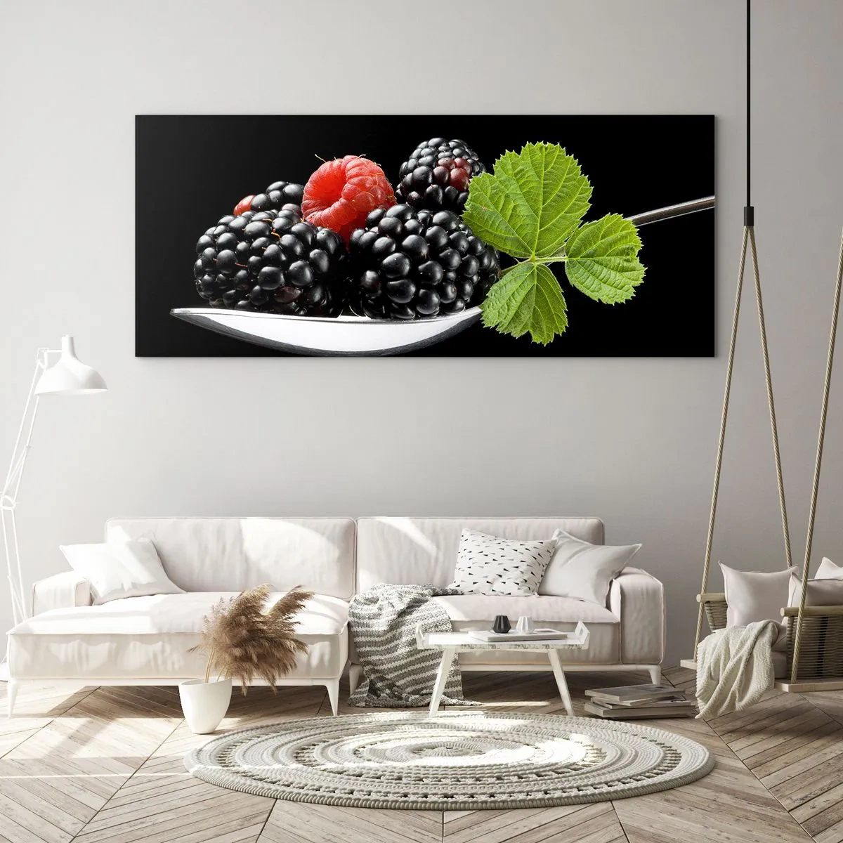 Impression sur verre - Image sur verre - Mûres et framboises sur une cuillère avec une feuille sur fond noir - 160x50cm - Le goût de la fraîcheur - Décoration murale moderne pour le salon et la chambre ARTTOR