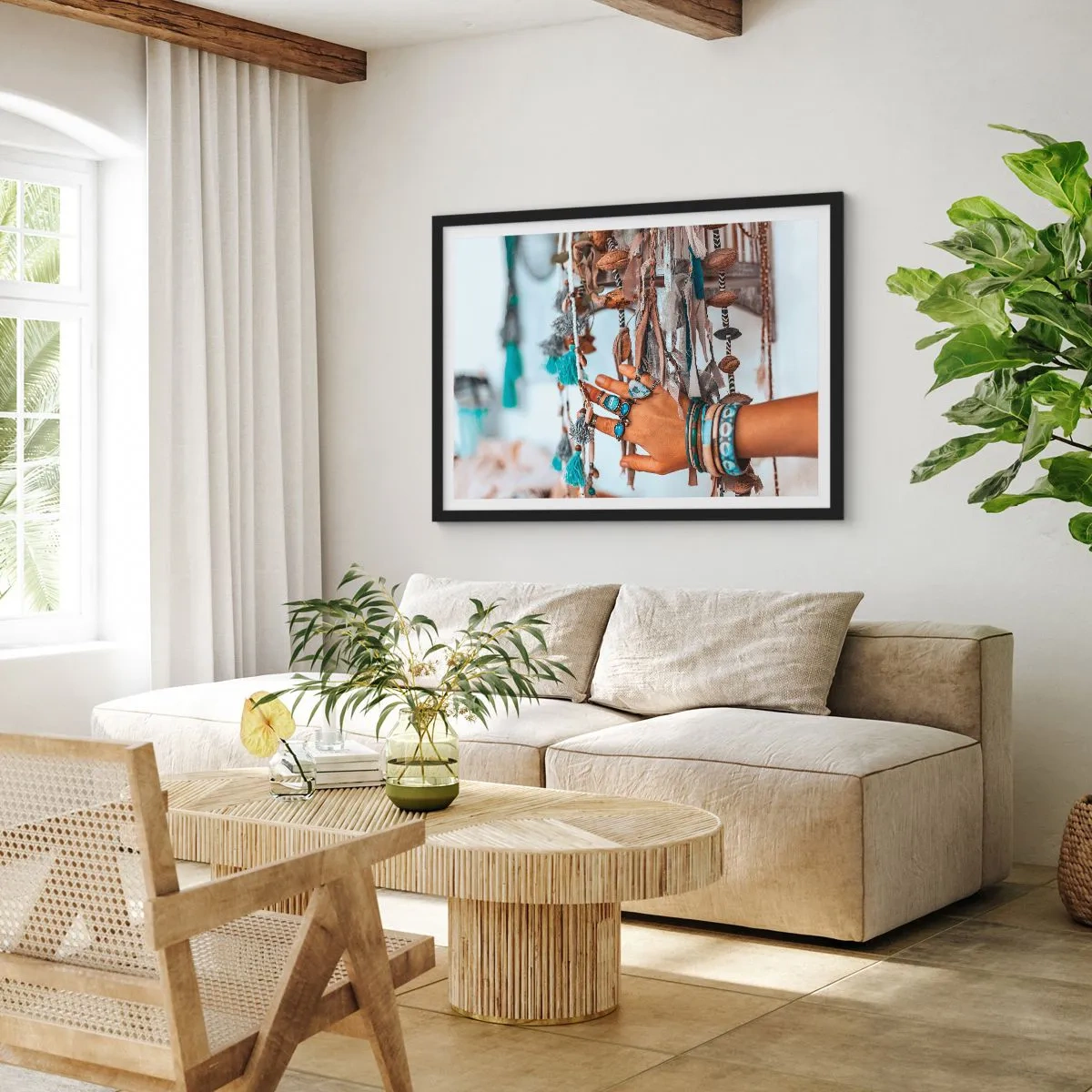 Affiche dans un cadre noir - Poster - Une main ornée de bijoux bohèmes avec des décorations en arrière-plan - 100x70cm - Trésor local - Décoration murale moderne pour le salon et la chambre ARTTOR