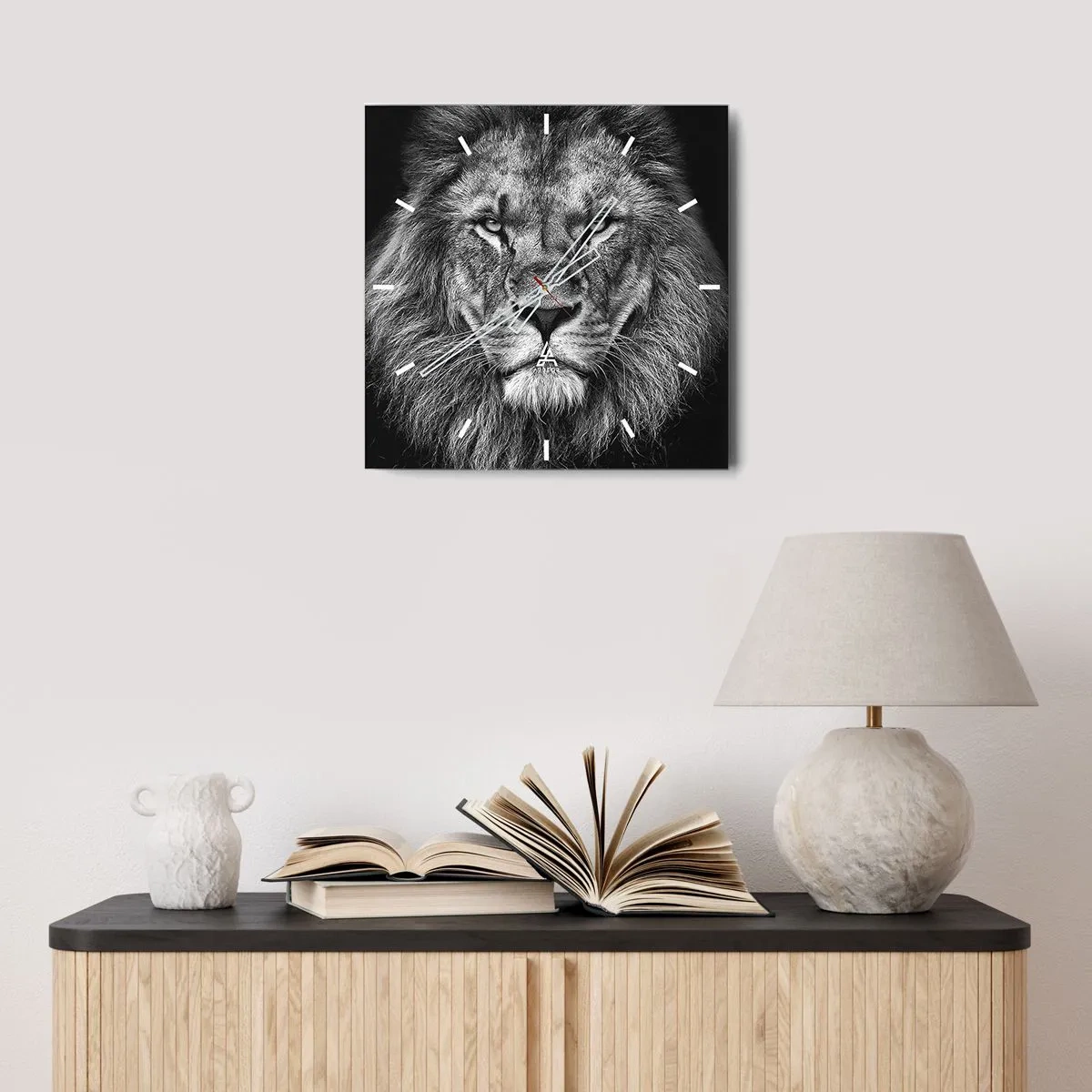 Horloge murale - Pendule murale - Portrait d'un lion majestueux en noir et blanc - 30x30cm - En vêtement de sacre - Décoration murale moderne pour le salon et la chambre ARTTOR