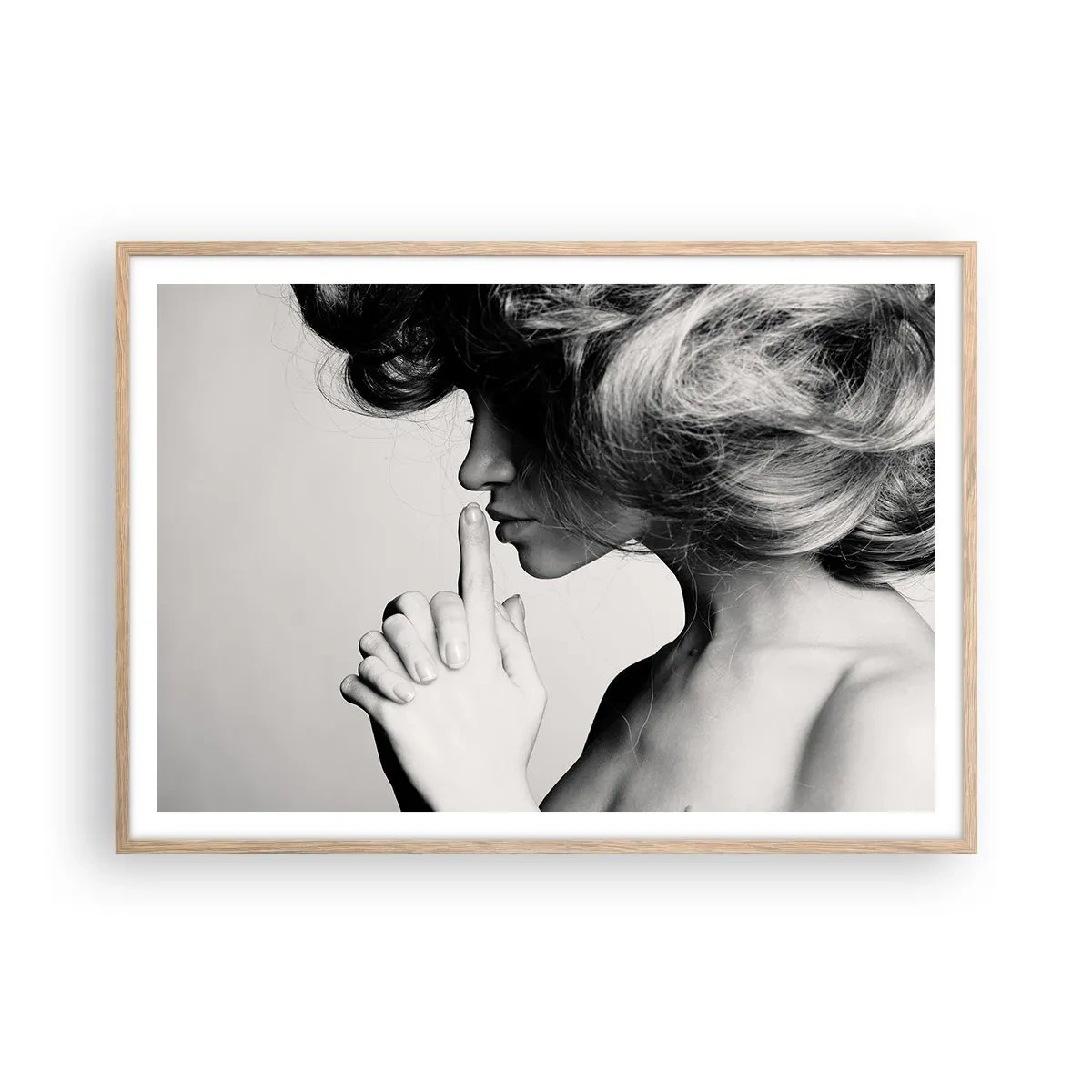 Affiche dans un chêne clair - Poster - A l'écoute d'elle-même - 100x70 cm