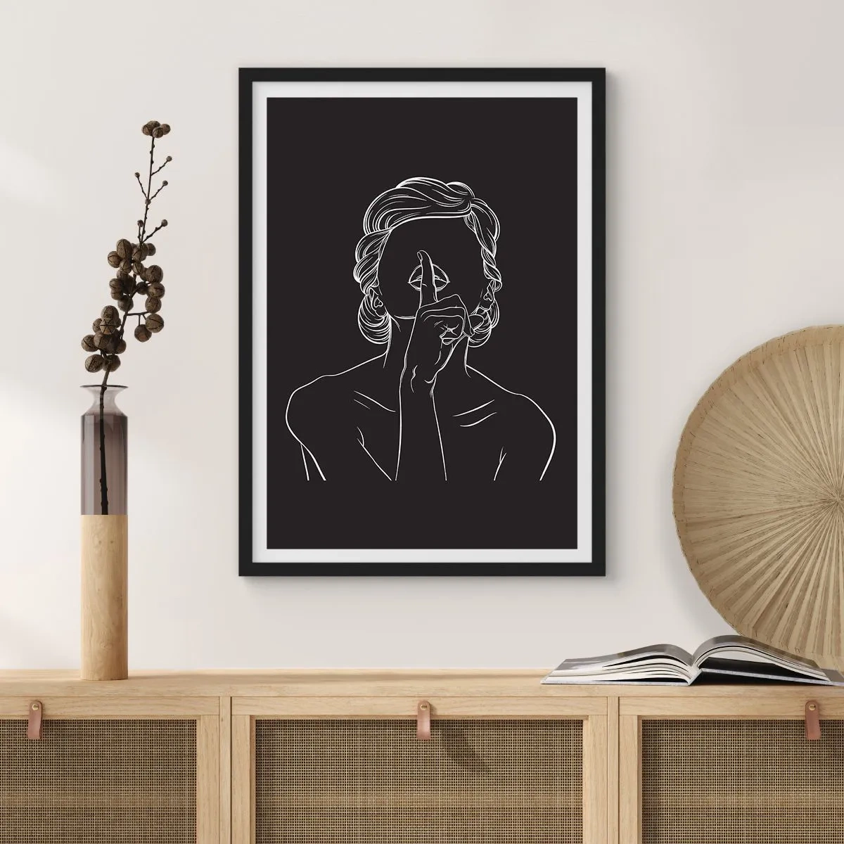Affiche dans un cadre noir - Poster - Une illustration minimaliste d'une femme faisant un geste de silence sur un fond noir. - 50x70cm - La beauté s'épanouit en silence - Décoration murale moderne pour le salon et la chambre ARTTOR