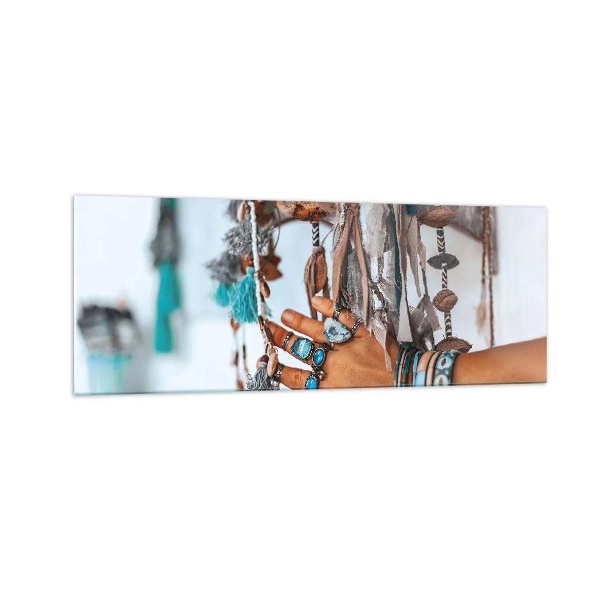 Impression sur verre - Image sur verre - Une main ornée de bijoux bohèmes avec des décorations en arrière-plan - 140x50cm - Trésor local - Décoration murale moderne pour le salon et la chambre ARTTOR