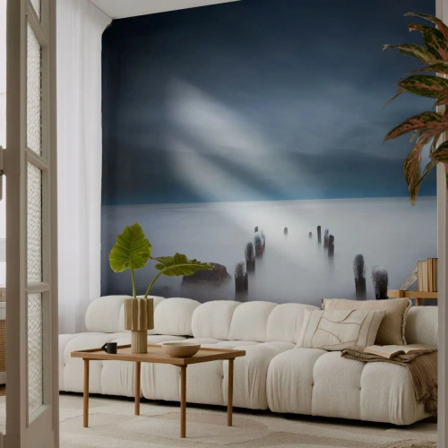Papier Peint Photo Premium Sand - Un paysage brumeux avec des pilotis en bois submergés sur l'eau - 100x70cm - Lac pensif - Décoration murale moderne pour le salon et la chambre ARTTOR