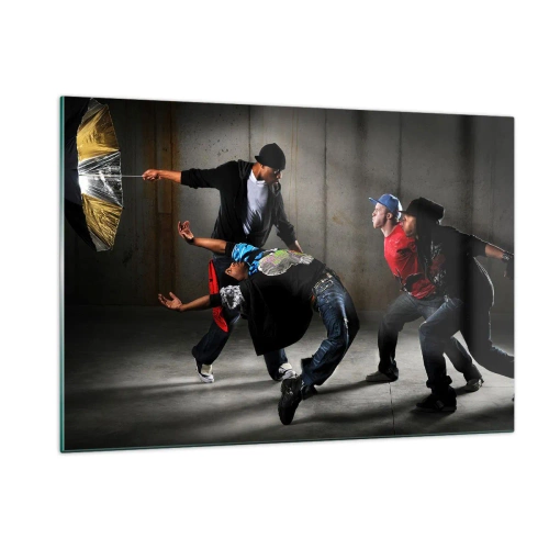 Impression sur verre - Image sur verre - Un groupe de danseurs dans une pose dynamique sur un fond industriel. - 120x80cm - Danser avec le vent de la rue - Décoration murale moderne pour le salon et la chambre ARTTOR