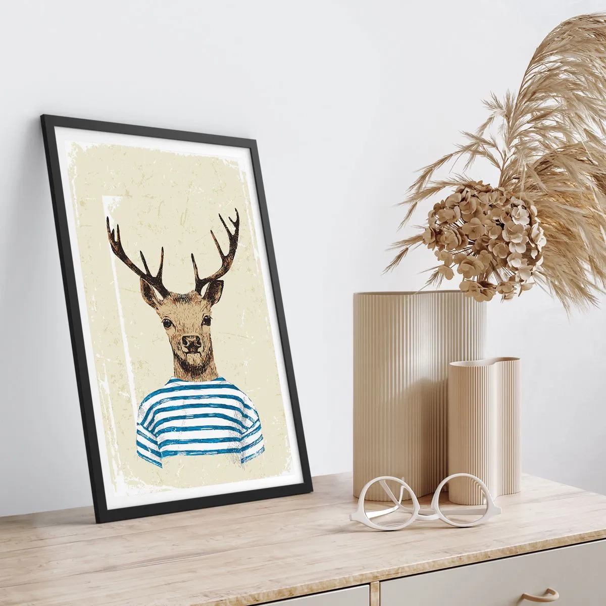 Affiche dans un cadre noir - Poster - Graphique d'un cerf en tenue de marin - 50x70cm - Parce que j'aime les chemises rayées - Décoration murale moderne pour le salon et la chambre ARTTOR