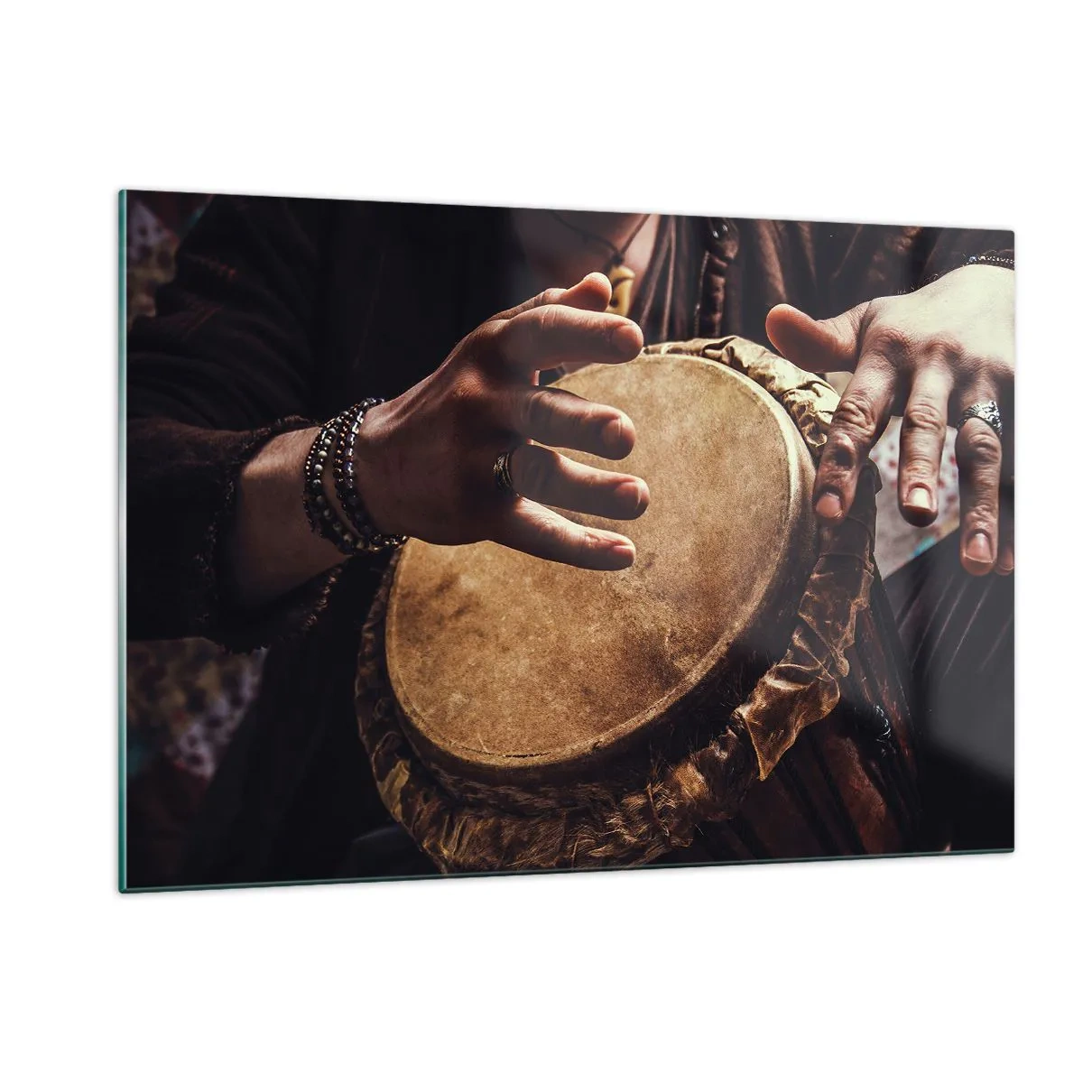 Impression sur verre - Image sur verre - Gros plan de mains jouant du djembé dans une lumière chaude. - 120x80cm - Au rythme du coeur - Décoration murale moderne pour le salon et la chambre ARTTOR