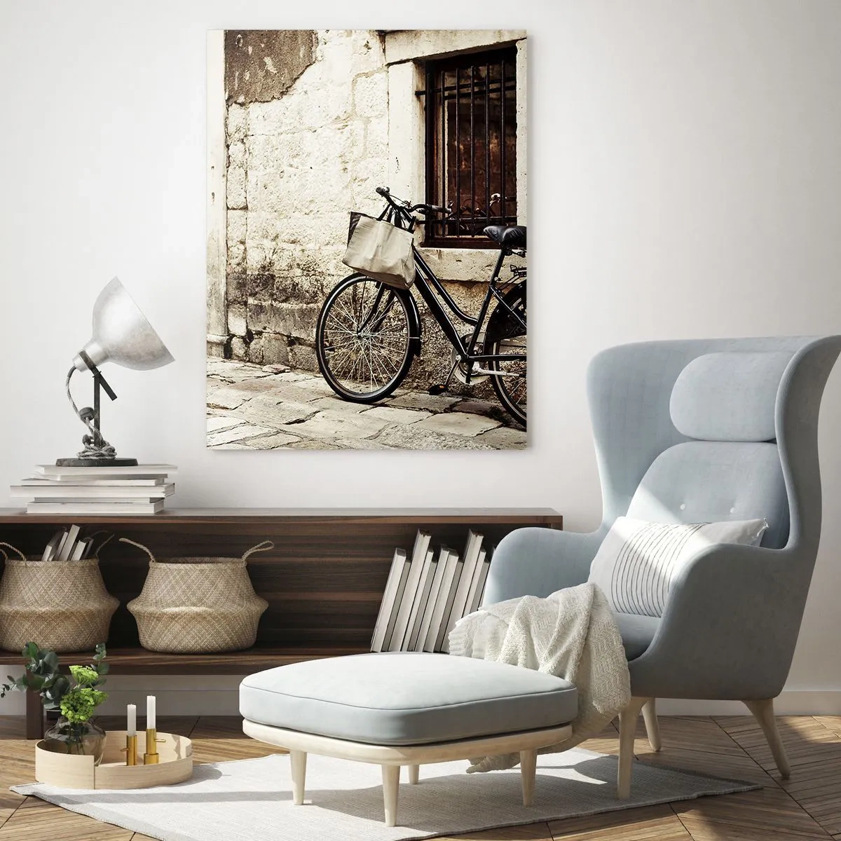 Impression sur verre - Image sur verre - Un vélo noir et blanc appuyé contre un vieil immeuble - 50x70cm - Retour au passé - Décoration murale moderne pour le salon et la chambre ARTTOR