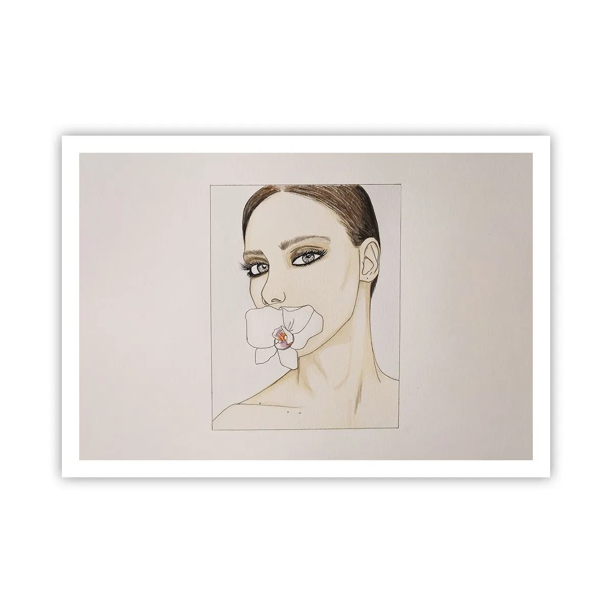 Affiche - Poster - Portrait d'une femme avec une orchidée aux couleurs délicates - 100x70cm - Symbole de l'élégance et de la beauté - Décoration murale moderne pour le salon et la chambre ARTTOR