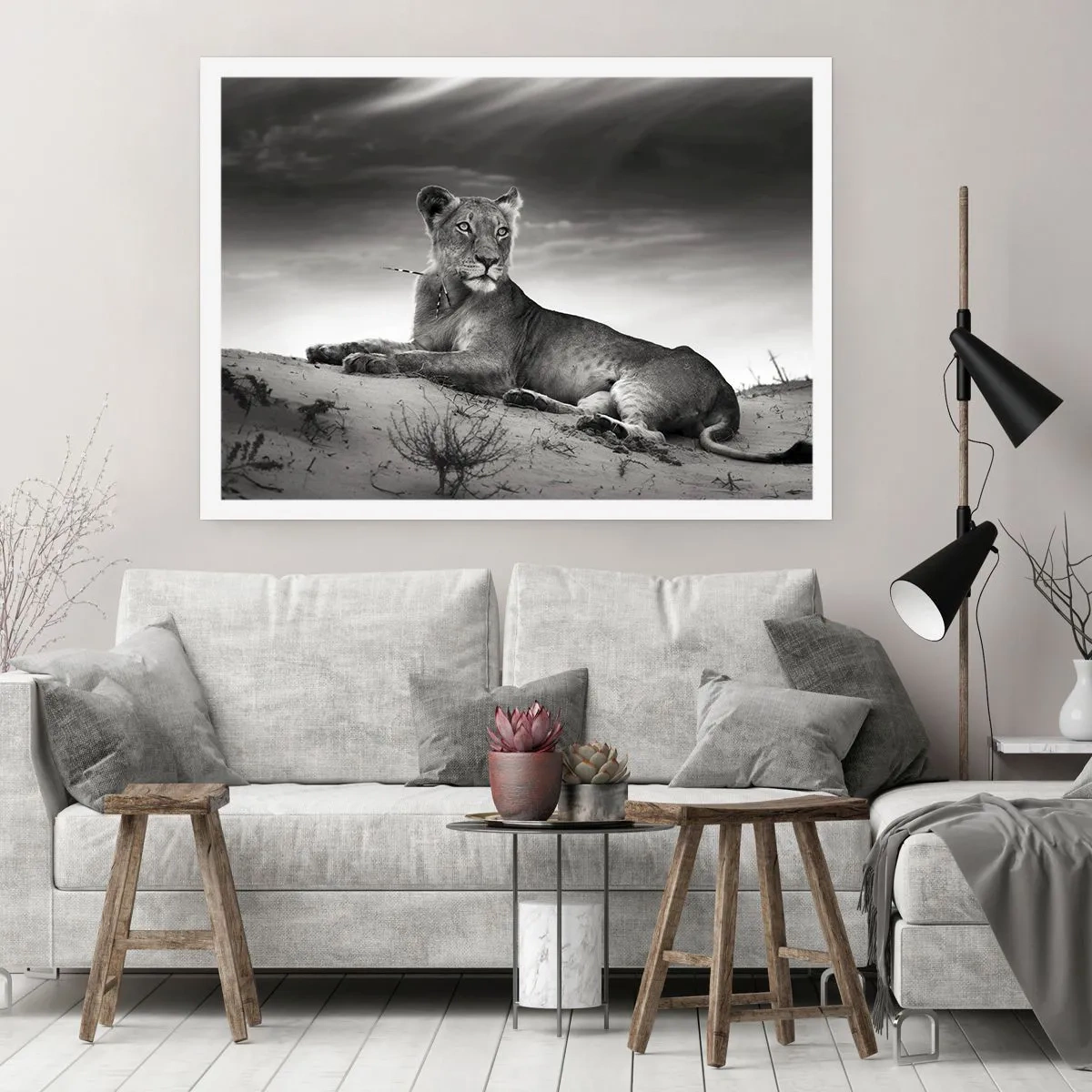 Affiche - Poster - Portrait noir et blanc d'une lionne dans la savane - 100x70cm - La reine du désert reste - Décoration murale moderne pour le salon et la chambre ARTTOR