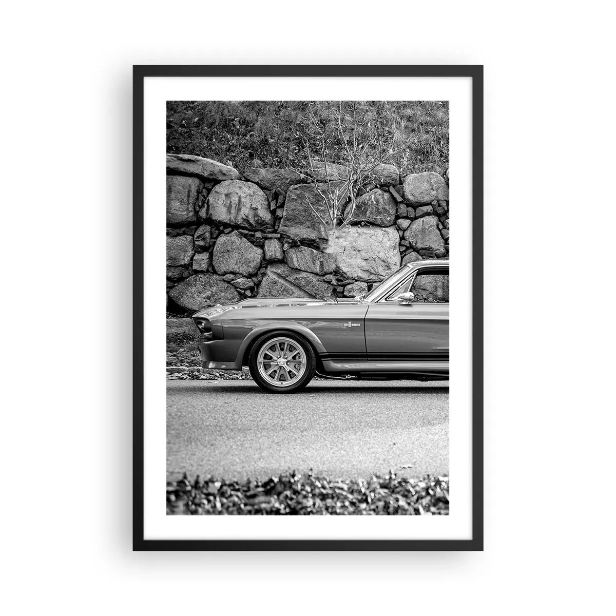 Affiche dans un cadre noir - Poster - Voiture classique noire et blanche contre un mur de pierre - 50x70cm - Légende des années 60 - Décoration murale moderne pour le salon et la chambre ARTTOR