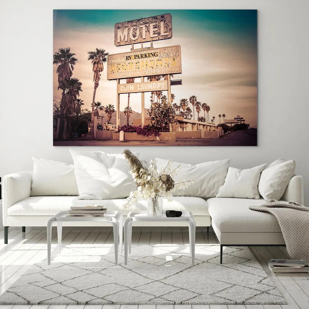 Impression sur verre - Image sur verre - Une vieille enseigne de motel entourée de palmiers crée une ambiance rétro - 120x80cm - Ici, le temps s'est arrêté - Décoration murale moderne pour le salon et la chambre ARTTOR