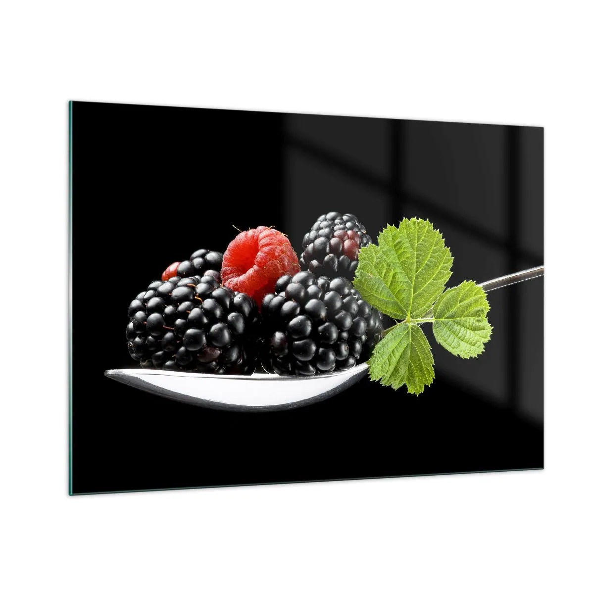 Impression sur verre - Image sur verre - Framboises et mûres sur une cuillère avec une feuille verte sur fond noir - 100x70cm - Le goût de la fraîcheur - Décoration murale moderne pour le salon et la chambre ARTTOR