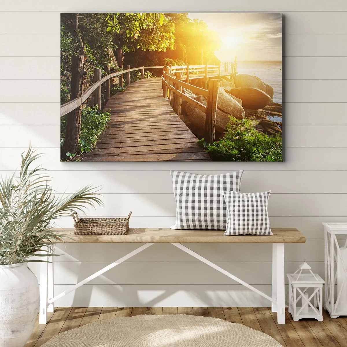 Impression sur toile - Image sur toile - Un pont en bois au milieu de la verdure menant à la mer sous les rayons du soleil - 70x50cm - Un autre tour, un autre miracle - Décoration murale moderne pour le salon et la chambre ARTTOR
