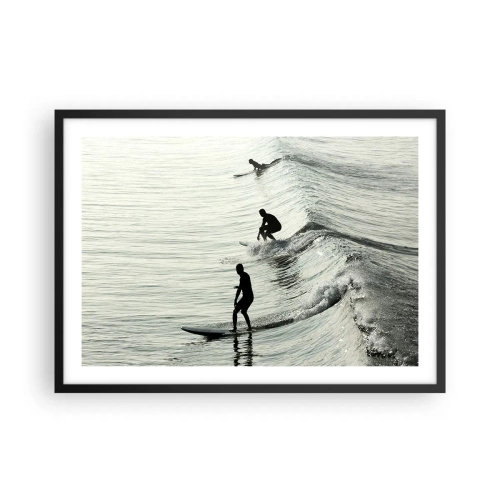 Affiche dans un cadre noir - Poster - Surfeurs sur les vagues dans une photo monochrome - 70x50cm - A la rencontre de la vague - Décoration murale moderne pour le salon et la chambre ARTTOR