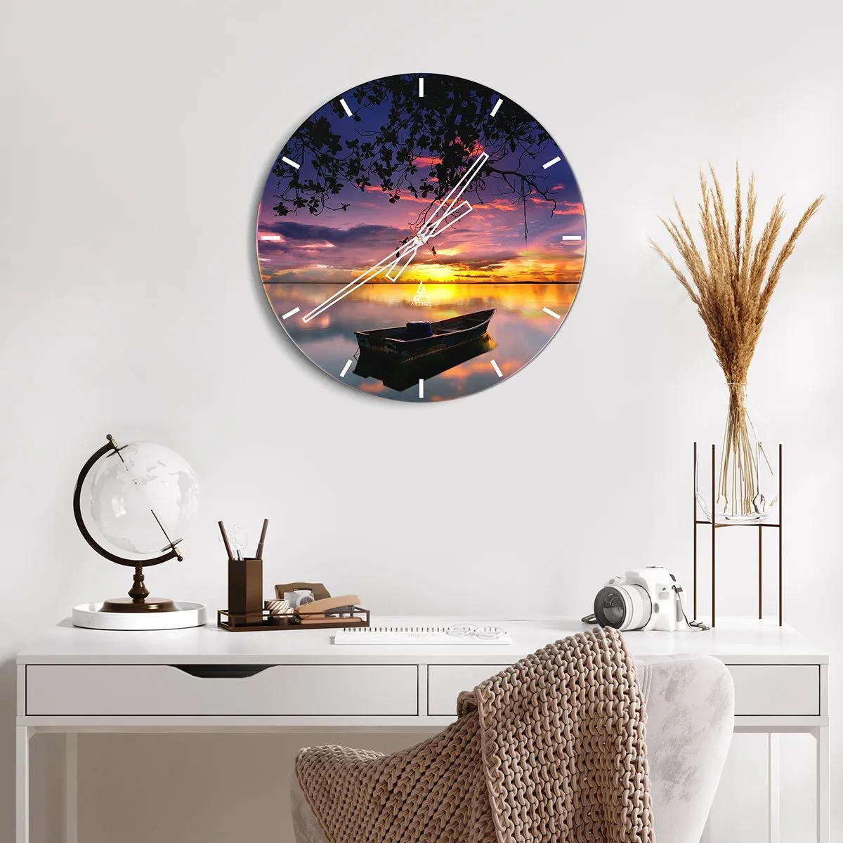 Horloge murale - Pendule murale - Un bateau sur un lac à la lumière du soleil couchant - 30x30cm - "Tu sembles suspendu au milieu du ciel..." - Décoration murale moderne pour le salon, la cuisine et la chambre ARTTOR